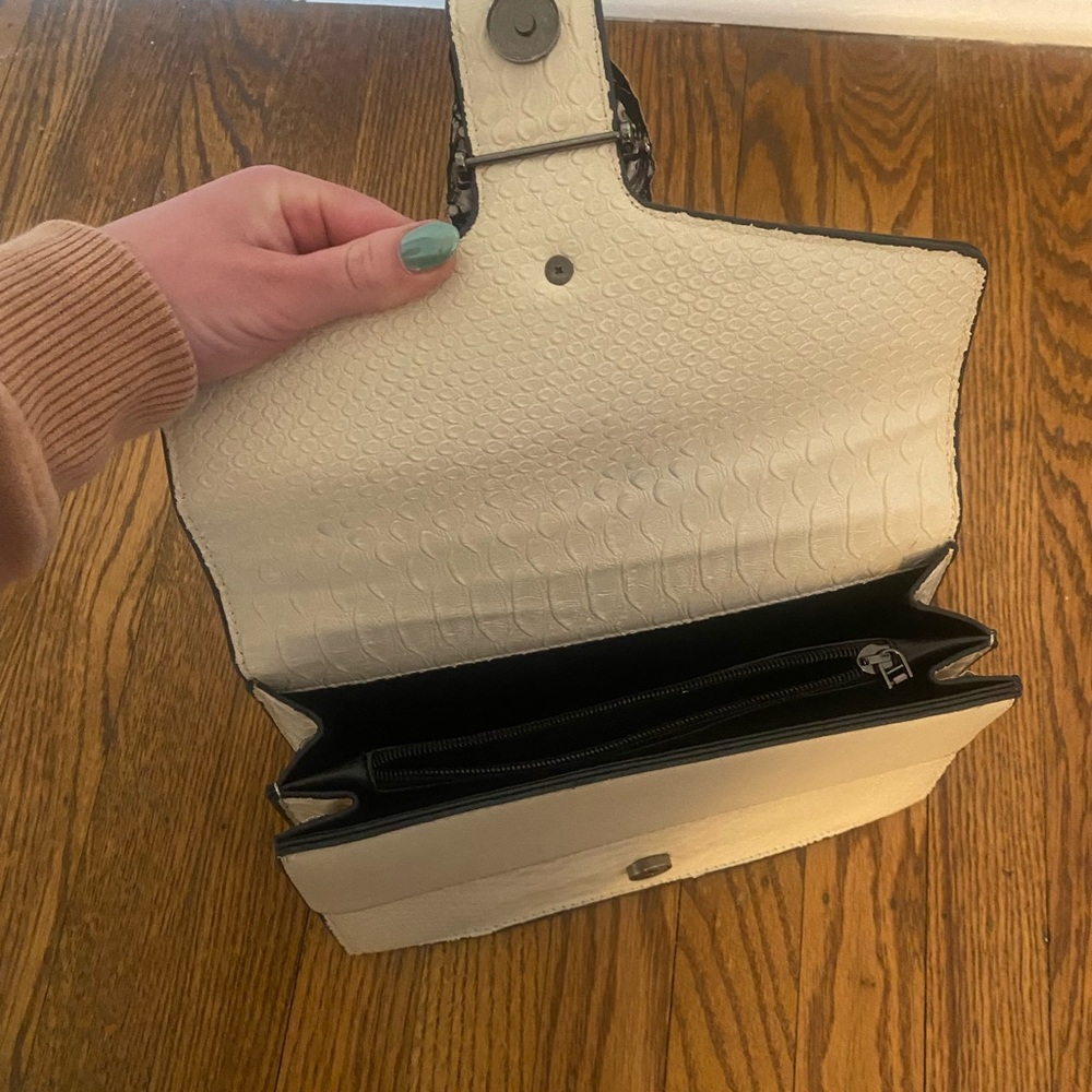 Chain Crossbody Bag - Picture 6 of 7
